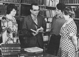 В.М.Глушков с сотрудниками в библиотеке